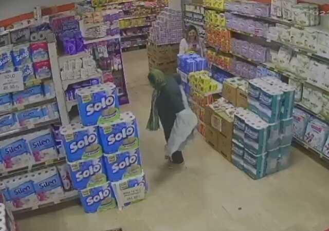 Sevdiği şarkıyı duyan yaşlı kadın, marketin ortasında dans şovu yaptı