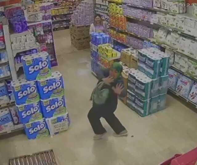 Sevdiği şarkıyı duyan yaşlı kadın, marketin ortasında dans şovu yaptı