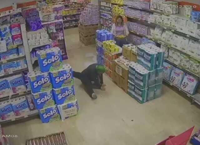 Sevdiği şarkıyı duyan yaşlı kadın, marketin ortasında dans şovu yaptı