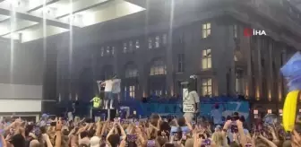 Manchester City, Sezonu 3 Kupayla Kapattı ve Şehir Turu Attı