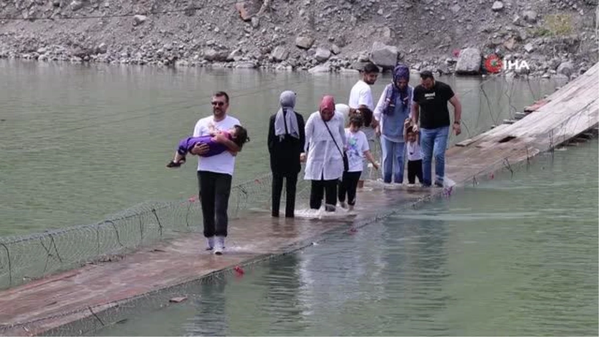 Erzurum\'daki Tahta Köprüden Geçmek Yürek İster