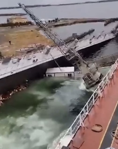 Tuzla'da Gemi Havuzu Çöktü, Vinç Devrildi