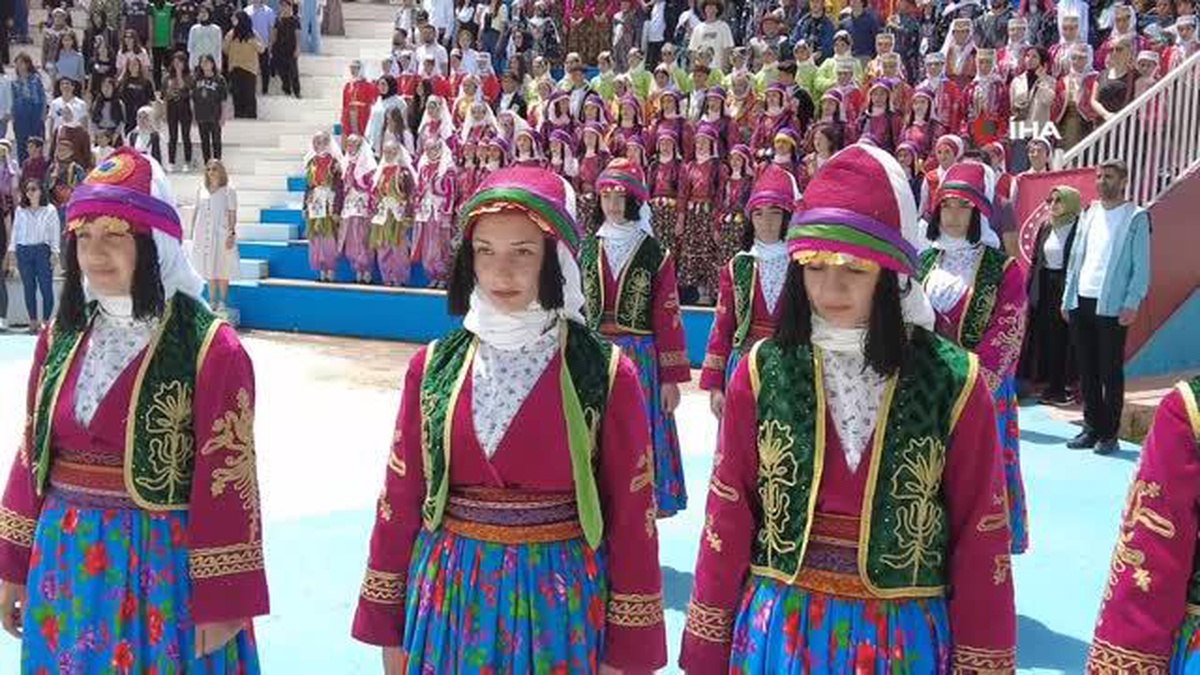 Van\'da 7 Bölge 13 Yöreden Folklor Gösterisi İlgiyle İzlendi