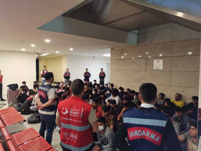 Yılbaşından bu yana 42 bin 685 düzensiz göçmen sınır dışı edildi Yılbaşından bu yana 42 bin 685 düzensiz göçmen sınır dışı edildi