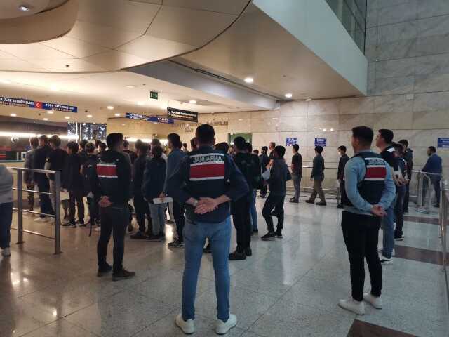 Yılbaşından bu yana 42 bin 685 düzensiz göçmen sınır dışı edildi Yılbaşından bu yana 42 bin 685 düzensiz göçmen sınır dışı edildi