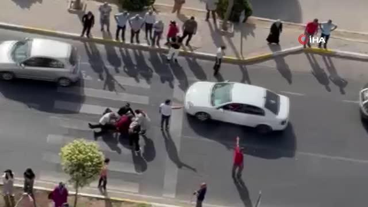 Yolun karşısına geçmeye çalışan yayaya otomobil çarptı