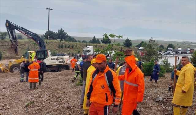 Afyonkarahisar-Denizli kara yolunda heyelan: 1 ölü, 1 yaralı