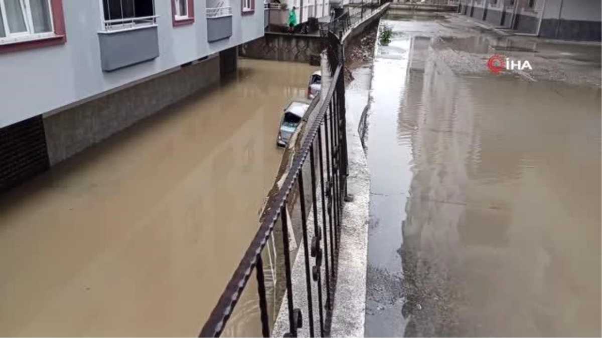 Atakum\'da Bodrum Katları Su Bastı, İstinat Duvarı Yıkıldı