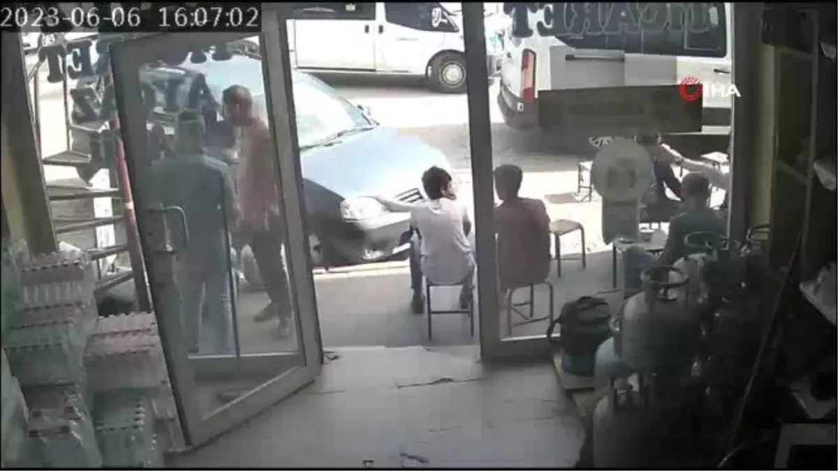 Bitlis\'te fren yerine gaza basan sürücü kaldırımda oturanların arasına daldı