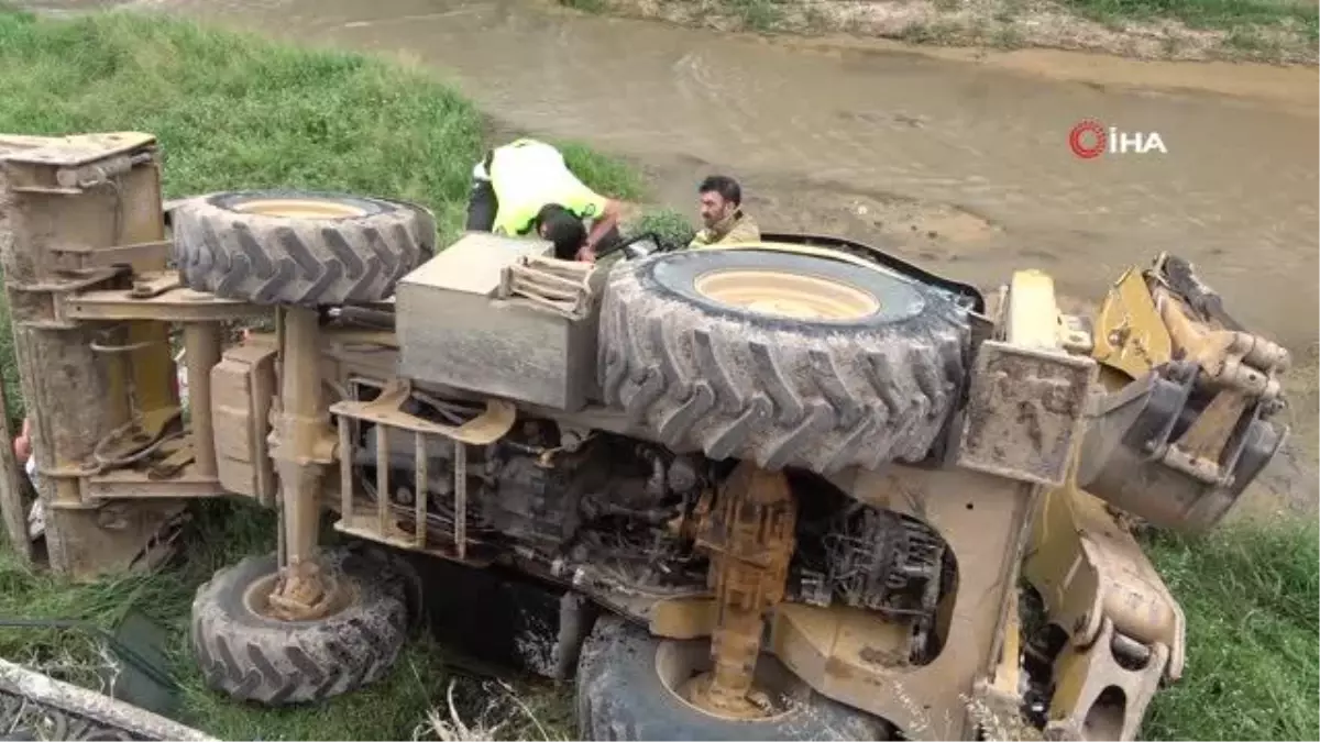 Kırıkkale\'de iş makinesi dereye yuvarlandı: 3 yaralı