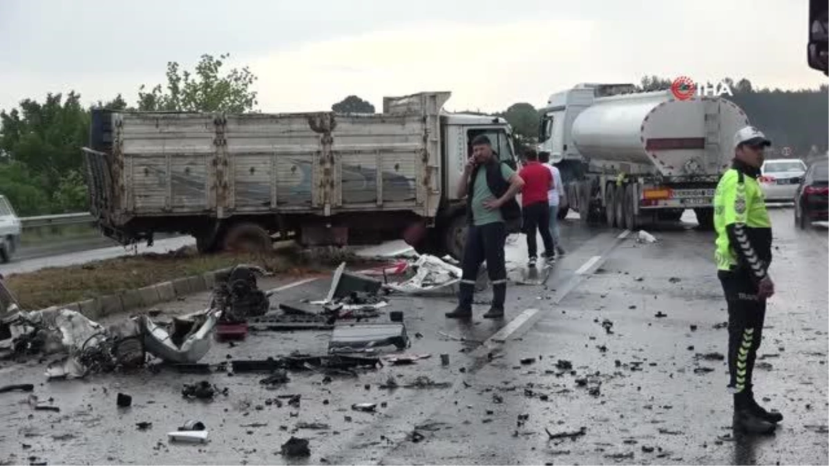 Uşak\'ta Karşı Şeride Geçen Araç Tankerle Çarpıştı: Amca Yeğen Hayatını Kaybetti