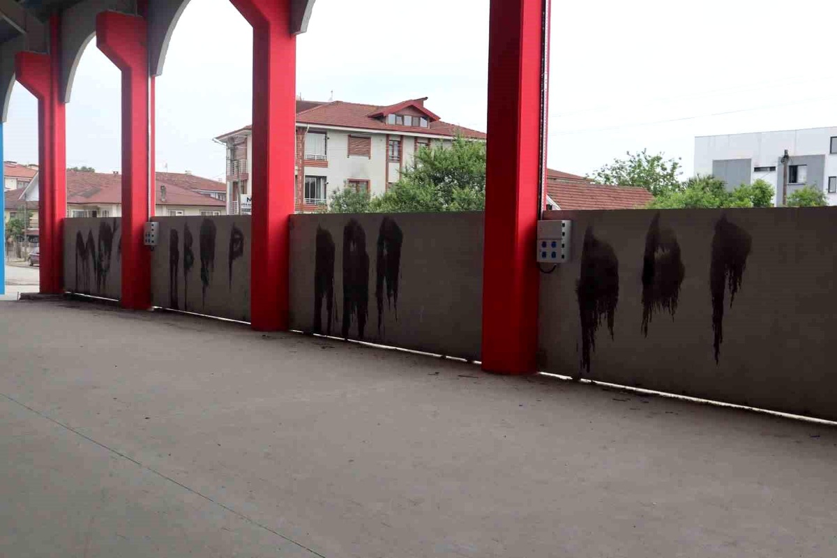 Düzce Belediye Başkanı Özlü, eserlere zarar verenlere karşı uyardı
