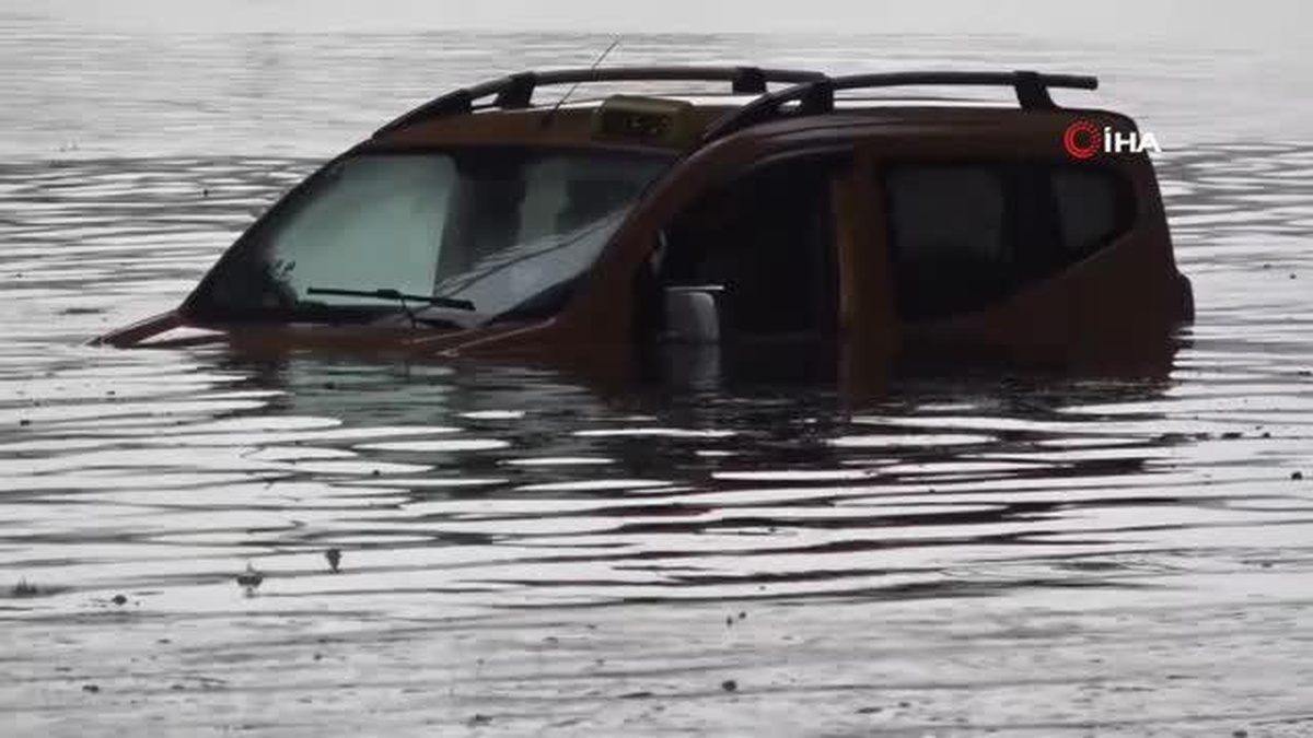 Samsun\'da Sel Felaketi: İstinat Duvarları Yıkıldı, Araçlar Yollarda Kaldı
