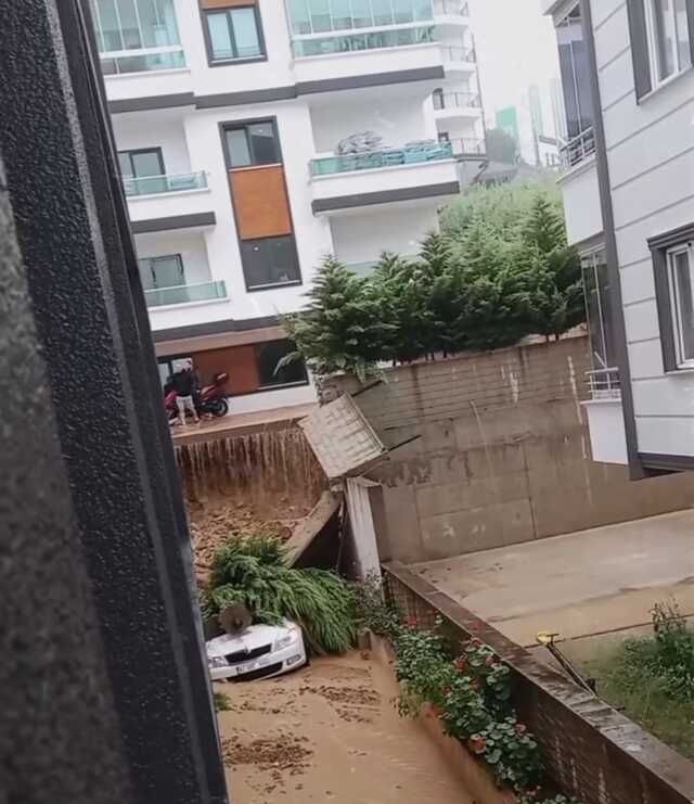 Selin vurduğu Samsun'da vatandaşlar işe kayıkla gitti Selin vurduğu Samsun'da vatandaşlar işe kayıkla gitti