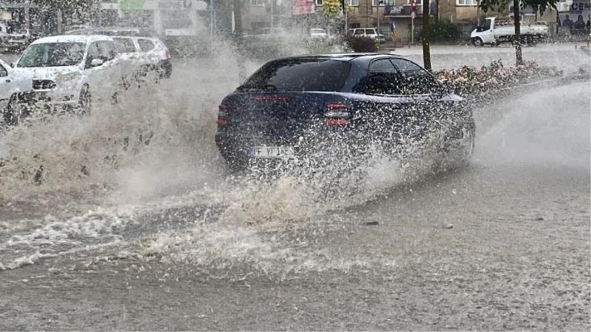 Kırşehir\'de Şiddetli Yağış Hayatı Felç Etti