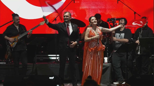 Süleymanpaşa Belediye Başkanı Yüksel, Melek Mosso konseri için özür diledi