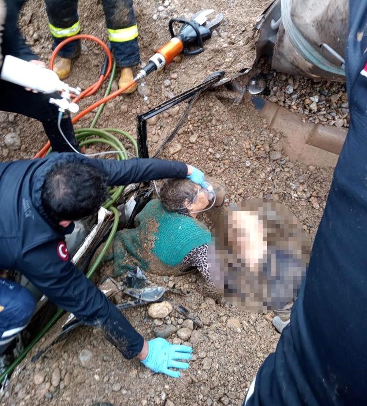 Denizli-Afyonkarahisar Karayolunda Sel Felaketi: Yaşlı Çift Mahsur Kaldı