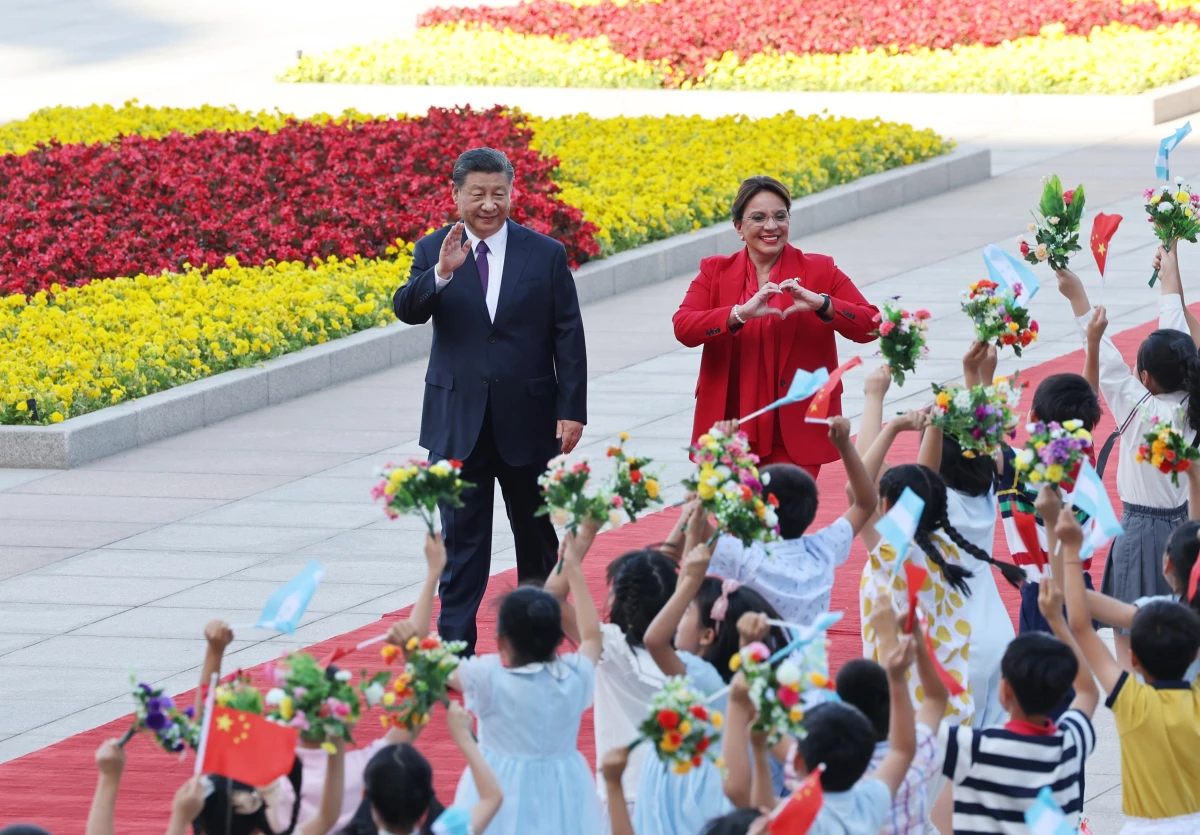 Xi, Honduras Cumhurbaşkanı Castro ile Bir Araya Geldi