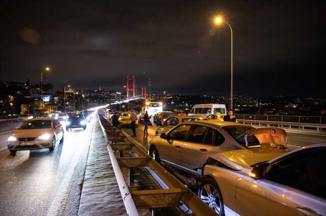 15 Temmuz Şehitler Köprüsü'nde Zincirleme Kaza 15 Temmuz Şehitler Köprüsü'nde Zincirleme Kaza