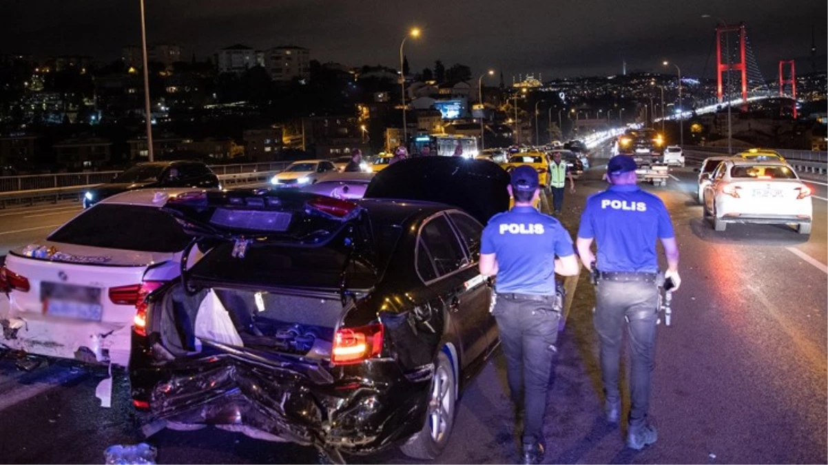 15 Temmuz Şehitler Köprüsü\'nde Zincirleme Kaza: 1 Yaralı, 7 Otomobil Hasar Gördü