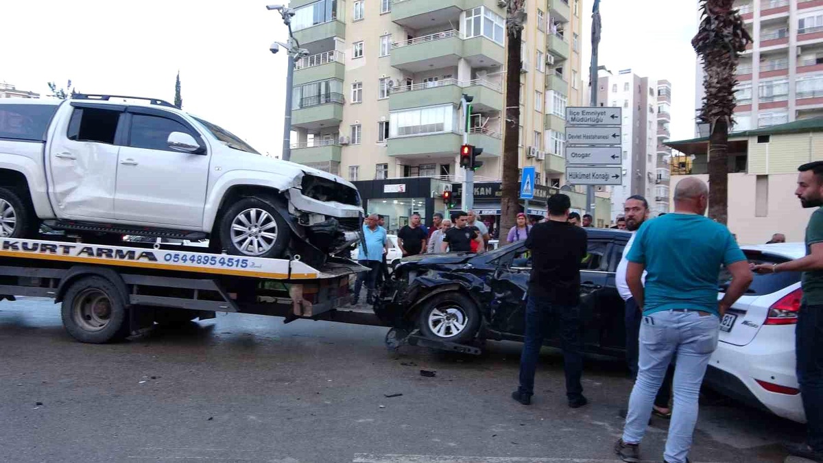 Adana\'da Kırmızı Işıkta Geçen Araç 2 Araça Çarptı: 2 Yaralı