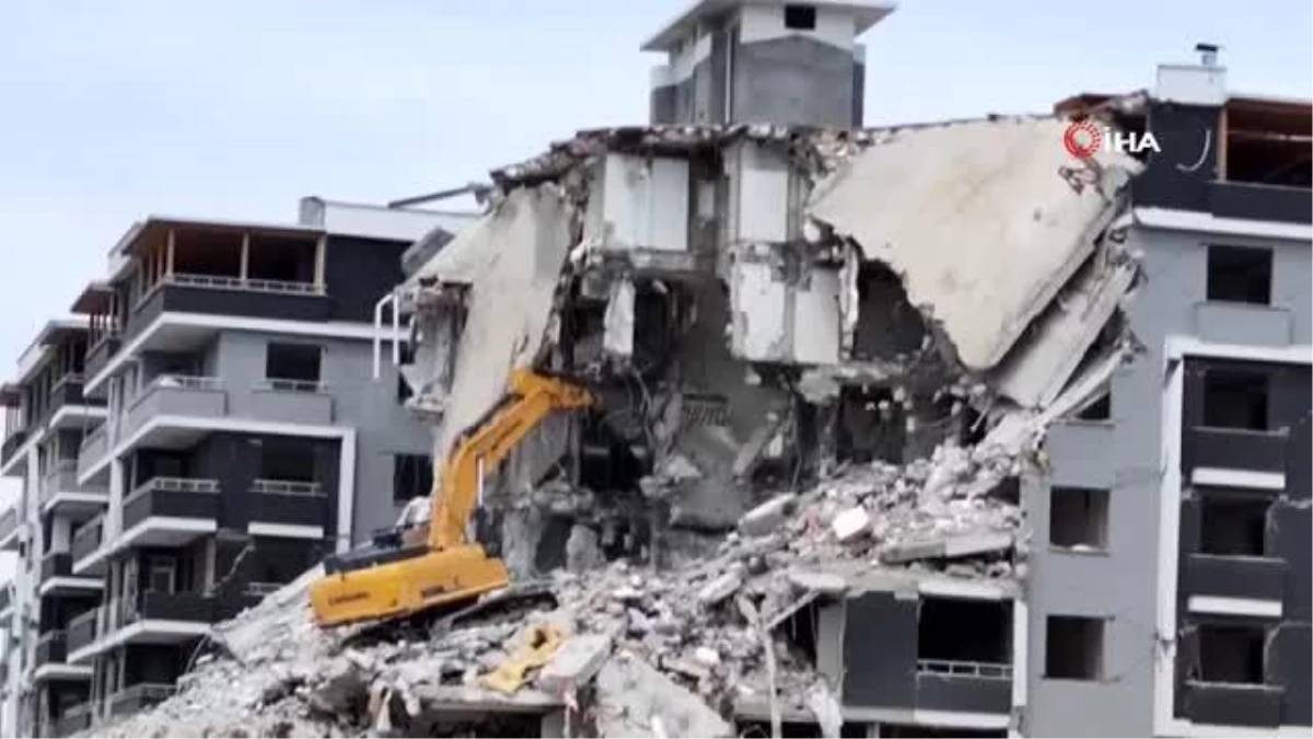 Depremde hasarlı binayı yıkan kepçe operatörü enkaz altında kaldı