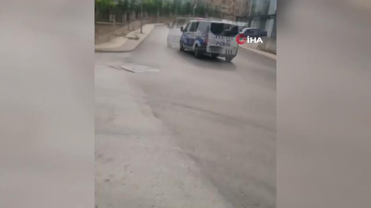 Ankara\'da tuhaf trafik kazası: Fren yerine gaza bastı, yoldan metrelerce yüksekteki dükkanda asılı kaldı