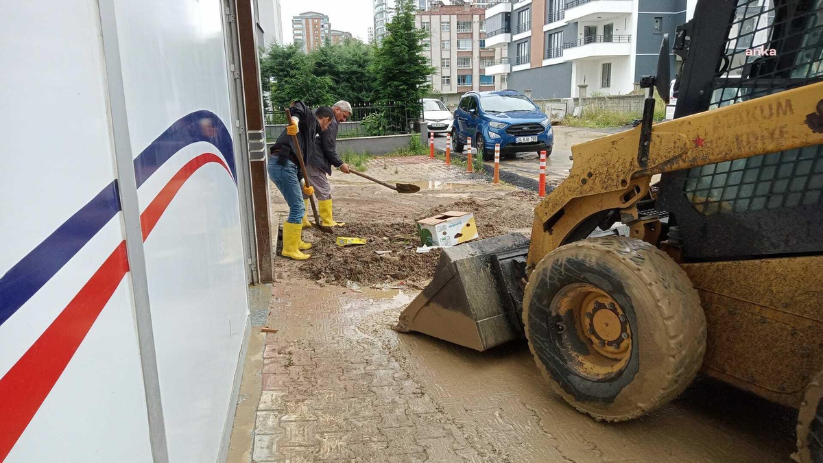 Atakum Belediyesi, Şiddetli Yağışın Ardından Sel İzlerini Temizliyor