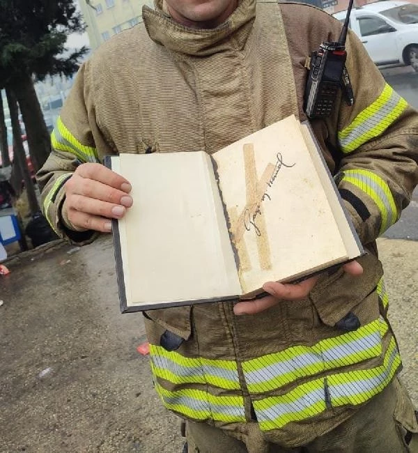 İtfaiye ekipleri, yangında Atatürk''''''''ün imzaladığı Nutuk kitabını kurtardı