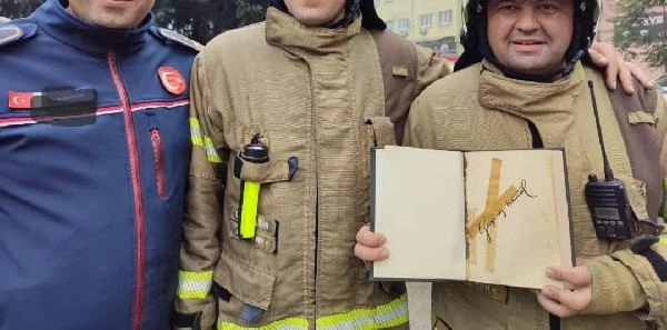 İtfaiye ekipleri, yangında Atatürk''''ün imzaladığı Nutuk kitabını kurtardı