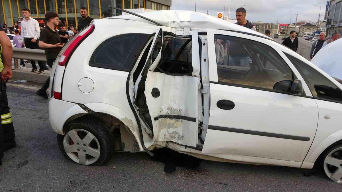 Samsun\'da Yayaya Çarpmamak İçin Direksiyon Kıran Sürücü Bariyere Çarptı: 2 Yaralı