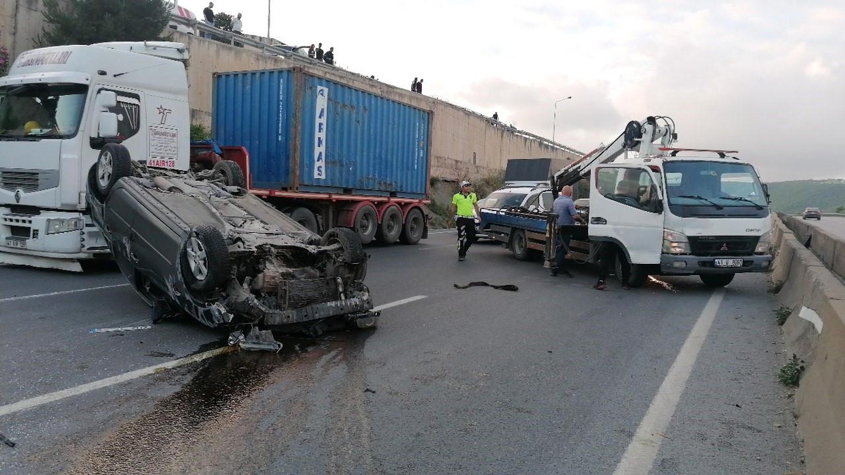 Kocaeli\'de Lastiği Patlayan Otomobil Kontrolden Çıkarak Takla Attı