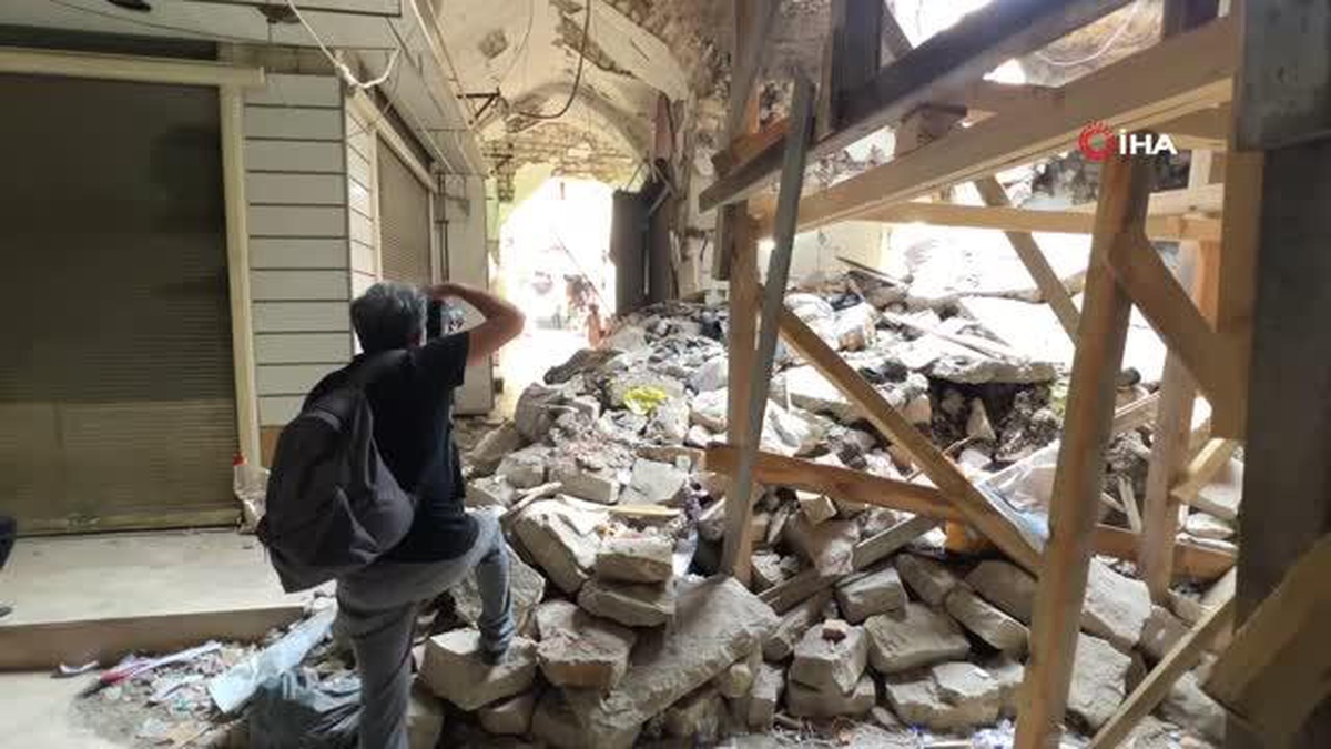 Depremde yıkılan tarihi mekanları fotoğraflıyor