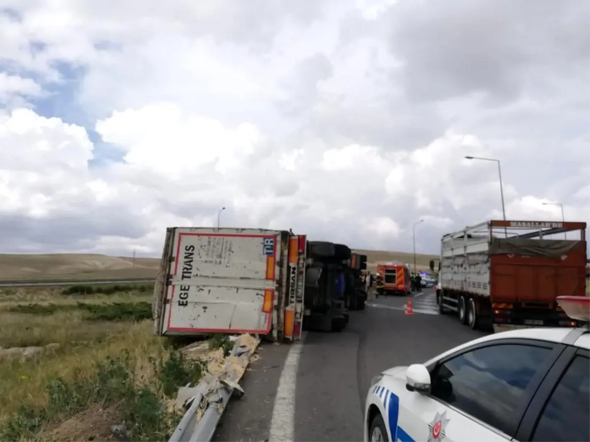 Konya Ereğli\'de devrilen tırın sürücüsü kurtarıldı