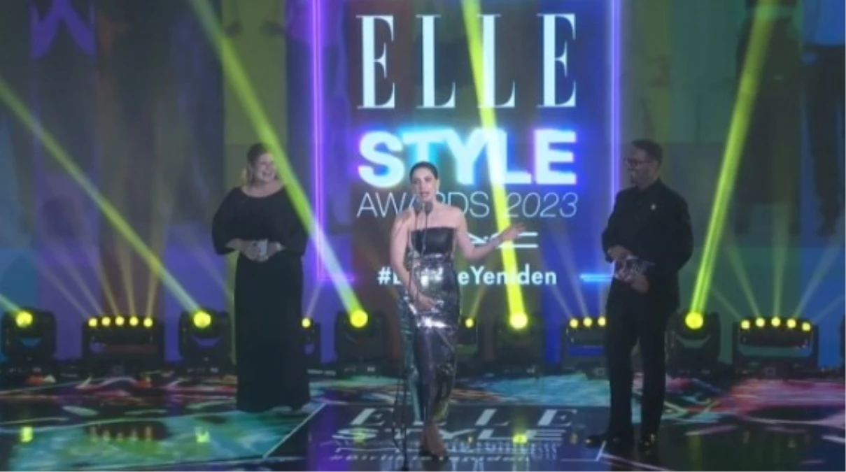 Eda Ece, ELLE Style Awards 2023\'te \'Yılın ELLE Kapak Kızı\' ödülünü aldı