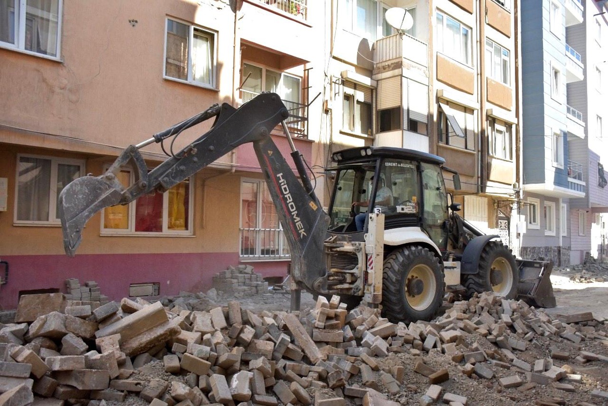 Edremit Belediyesi, doğalgaz çalışmaları sonrası yolları yeniliyor