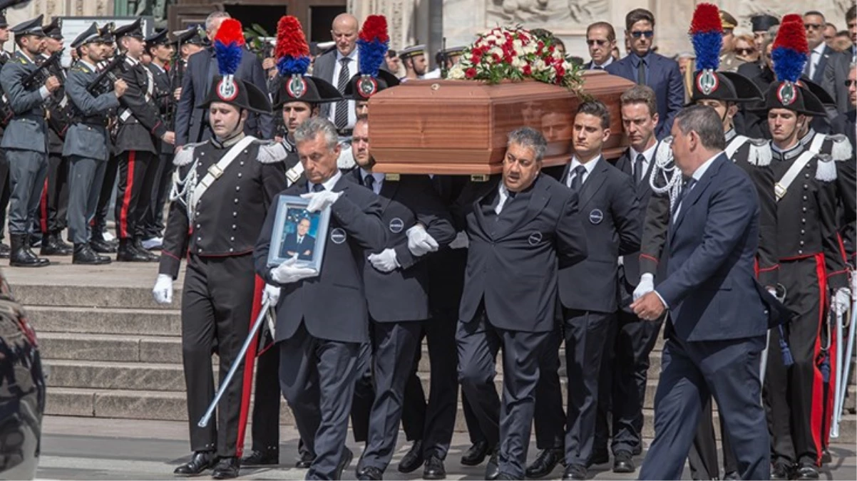 İtalya eski Başbakanı Silvio Berlusconi için Milano\'da cenaze töreni düzenlenerek son yolculuğuna uğurlandı