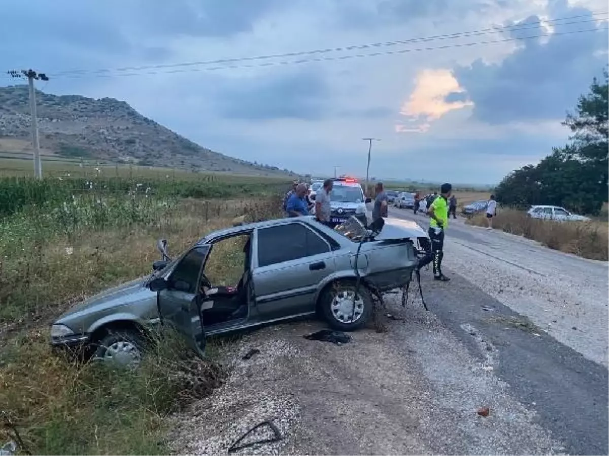 Adana\'da Büyükşehir Belediyesi kamyoneti ile otomobil çarpıştı: 2 yaralı