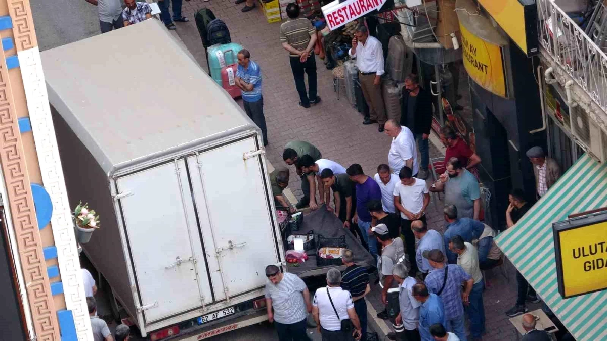 Elazığ\'da Kamyonun Çarptığı Seyyar Satıcı Yaralandı
