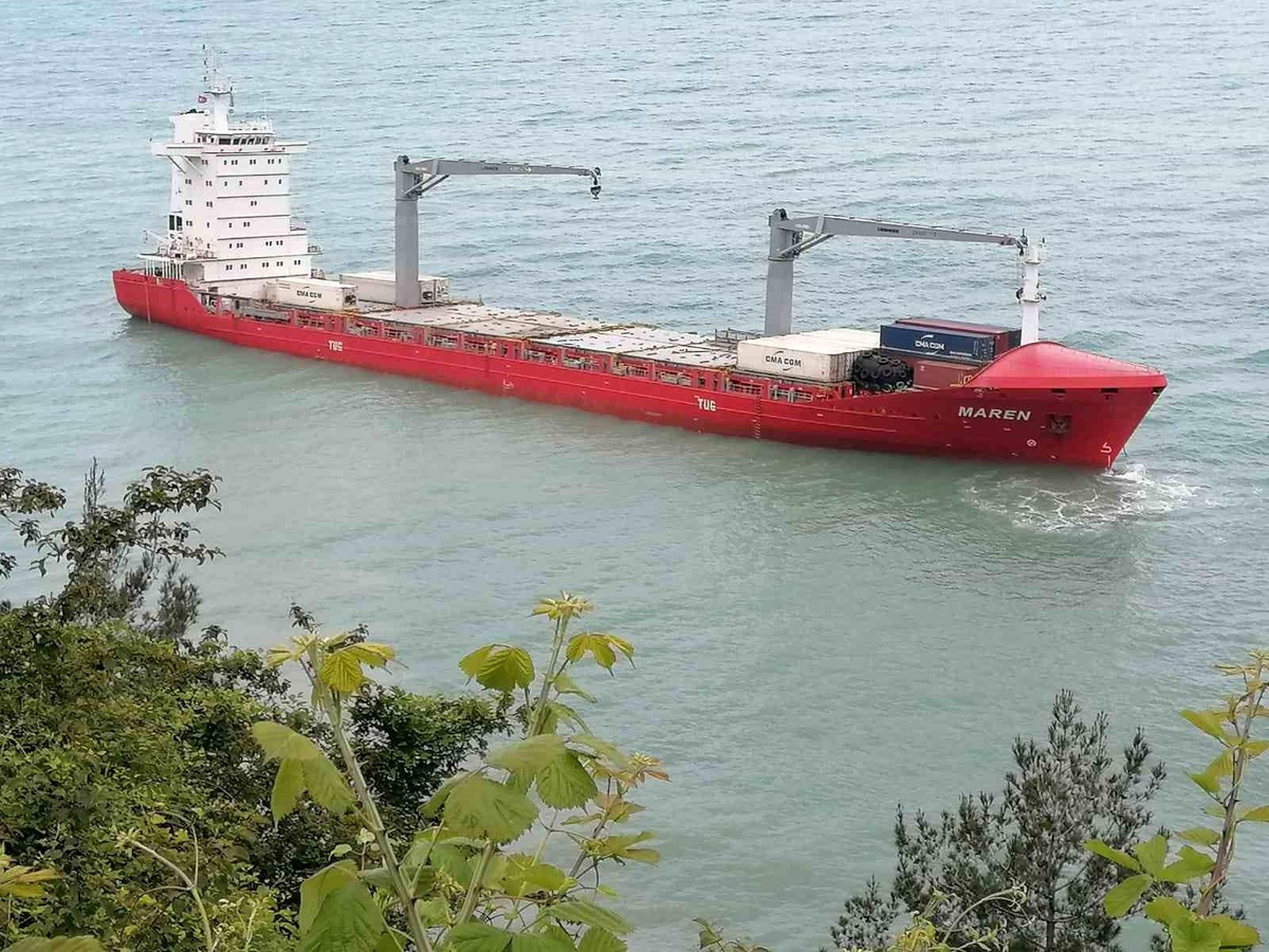 Kastamonu\'da Karaya Oturan Yük Gemisinden Konteynerler Tahliye Edildi