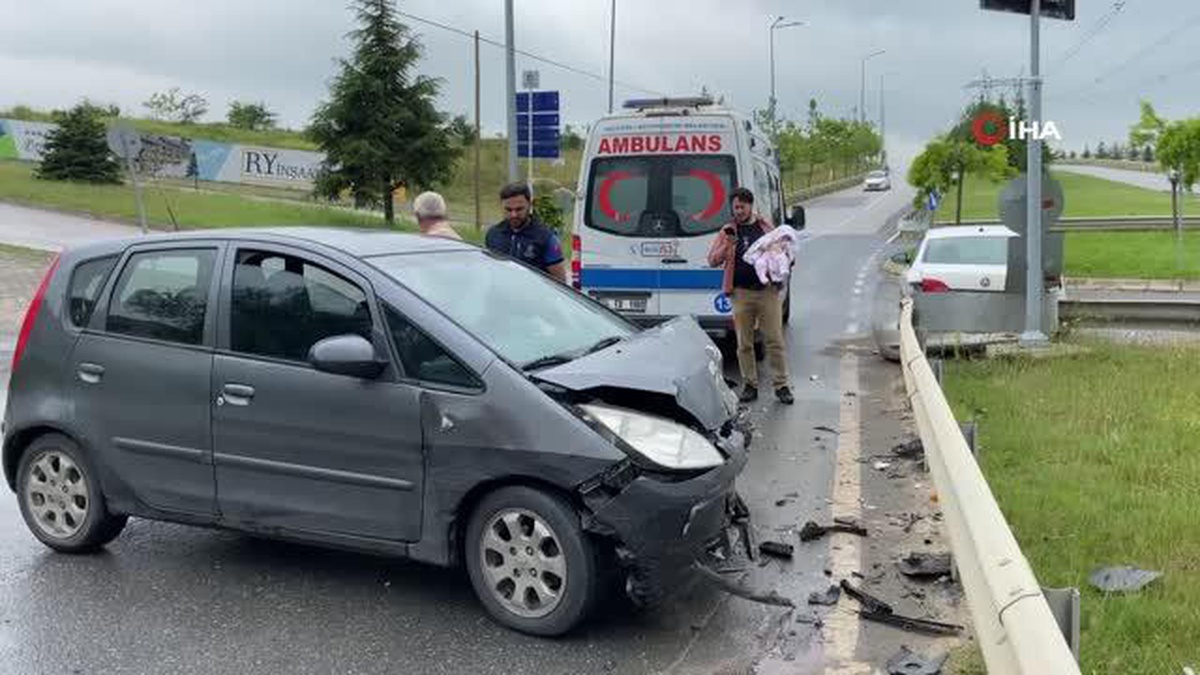 Kocaeli\'de kavşakta 2 otomobil çarpıştı: 1\'i bebek 3 yaralı
