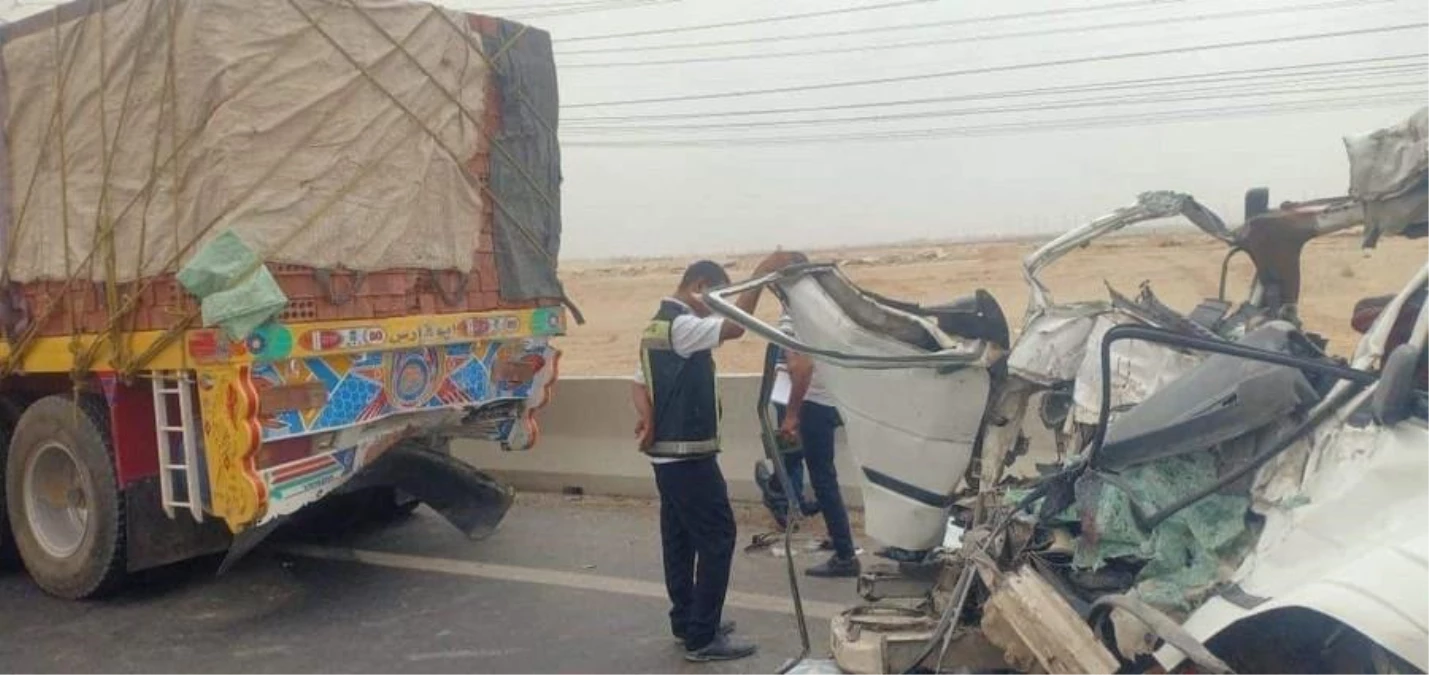 Mısır\'da Kamyon-Minibüs Çarpışması: 15 Ölü, 2 Yaralı