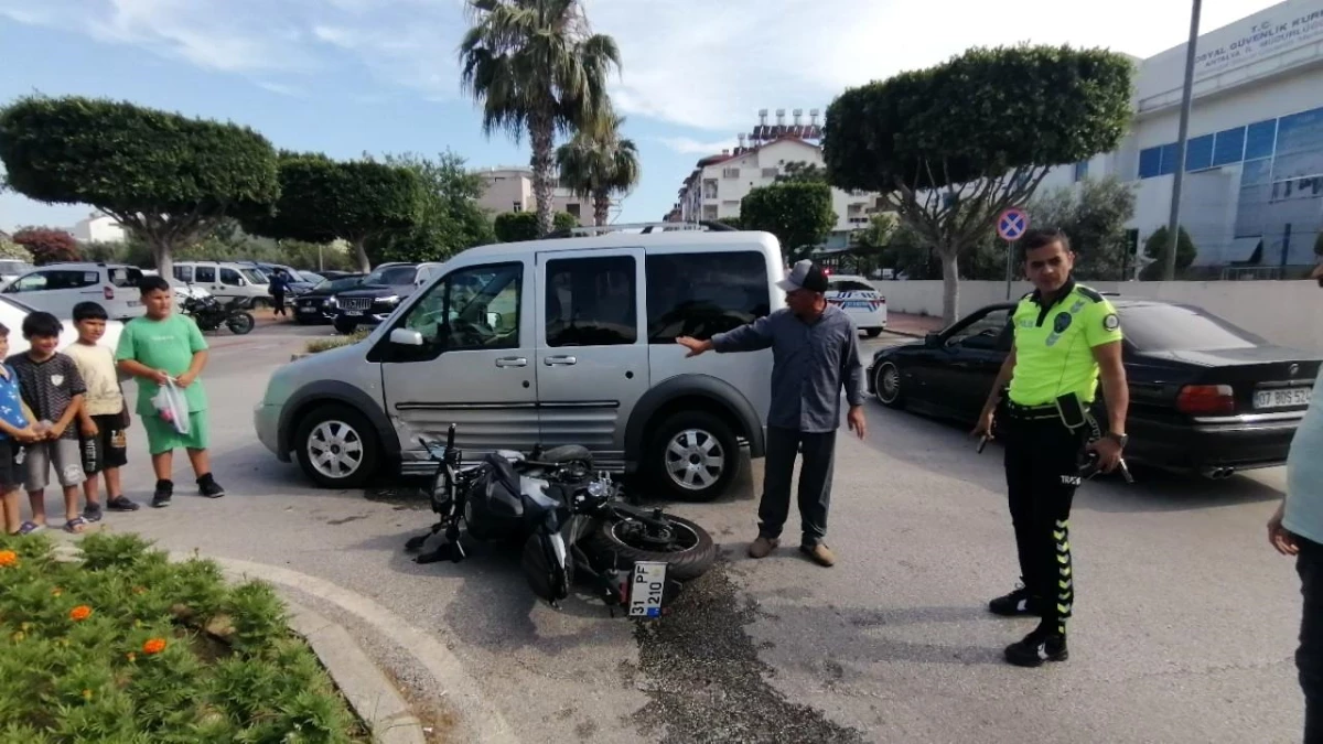 Antalya\'da Motosiklet ile Hafif Ticari Araç Çarpıştı: 1 Yaralı