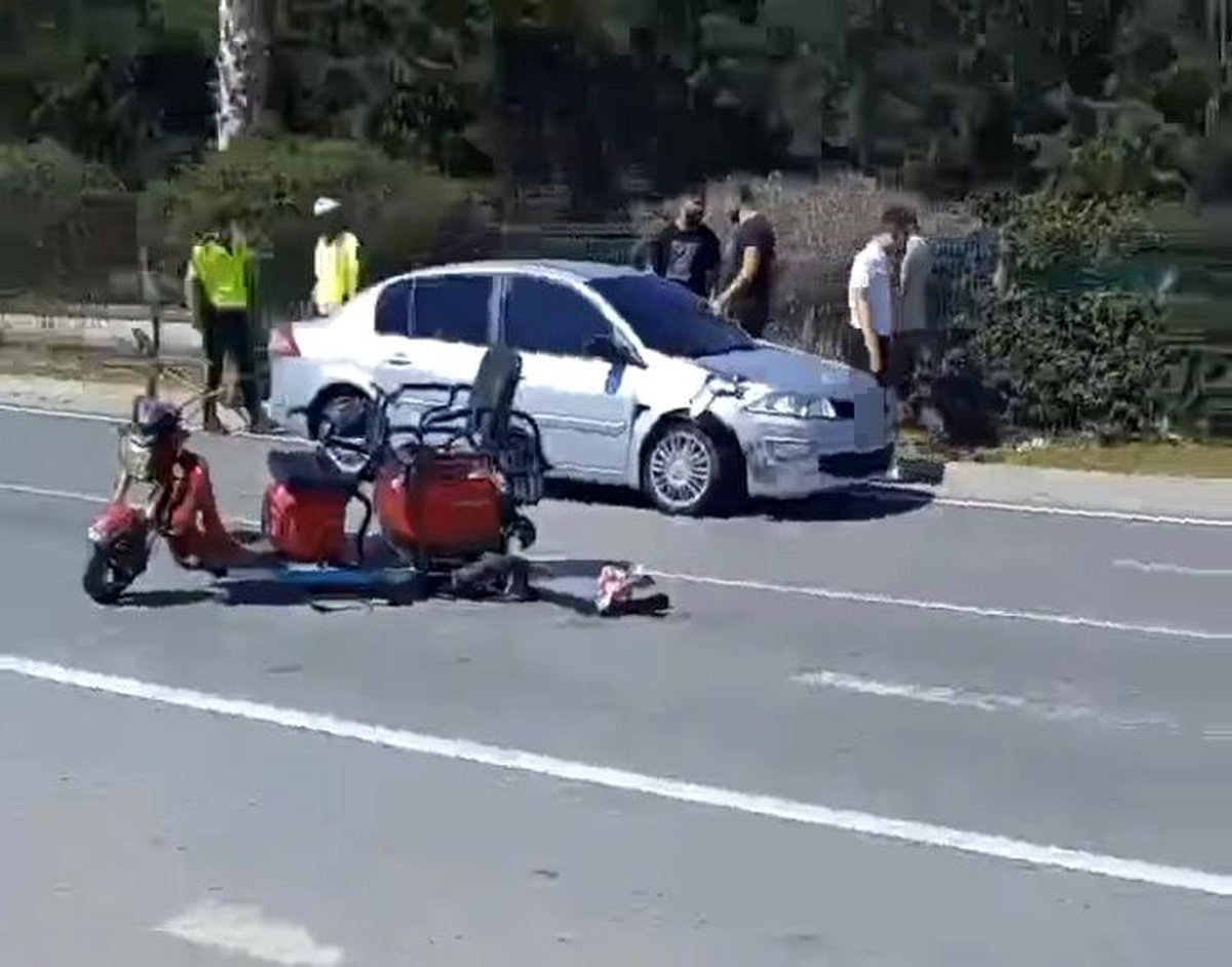 Antalya\'da Otomobil ile Motosiklet Çarpıştı: 1 Yaralı