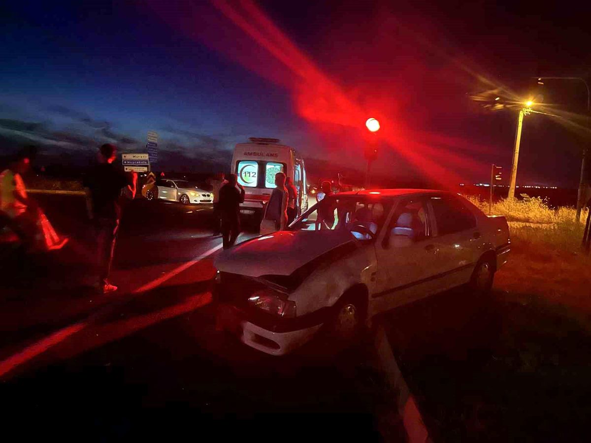 Tekirdağ\'da Kırmızı Işık İhlali Sonucu Meydana Gelen Kazada 2 Kişi Yaralandı