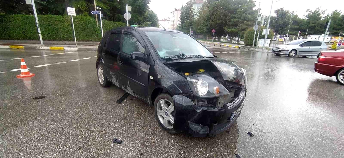 Çorum\'da Otomobil ile Hafif Ticari Araç Çarpıştı: 1 Yaralı
