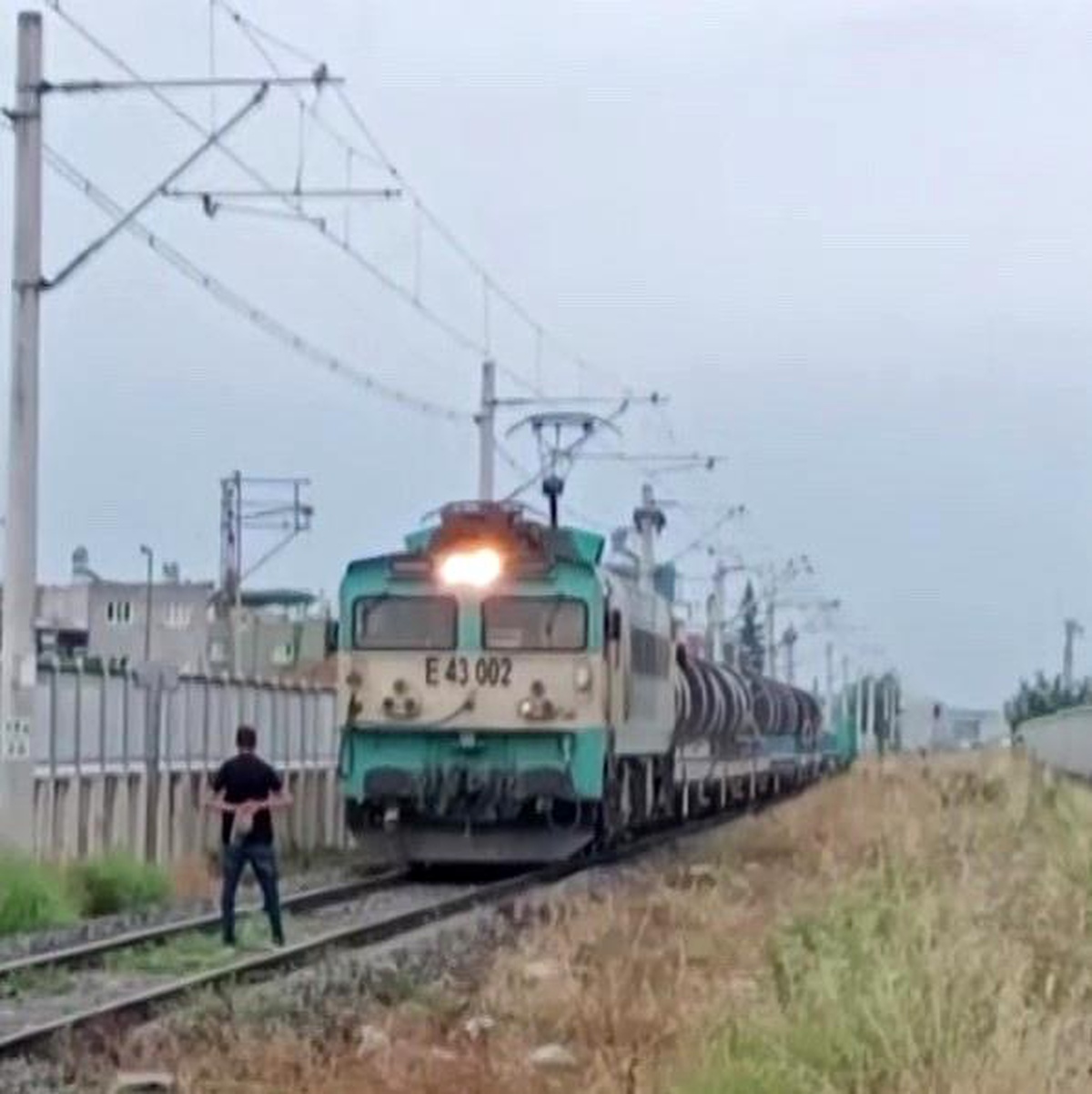 Adana\'da Kimliği Belirsiz Kişi Demiryoluna Çıkarak Treni Durdurdu