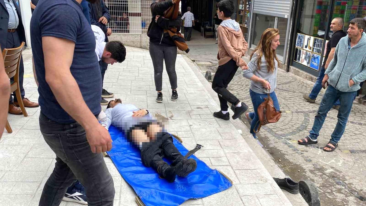 Gölcük\'te Sokak Ortasında Bıçaklı Kavga: 2 Yaralı
