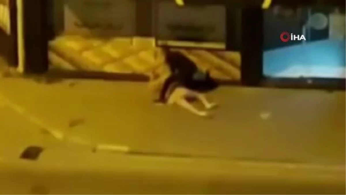 İzmir\'de Sokak Ortasında Kadına Şiddet Kamerada