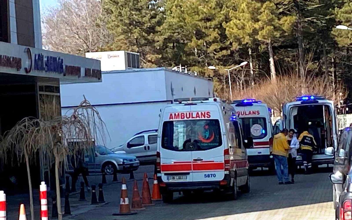 Kulu\'da Taşkın Sonrası Minibüs Devrildi: 6 Yaralı